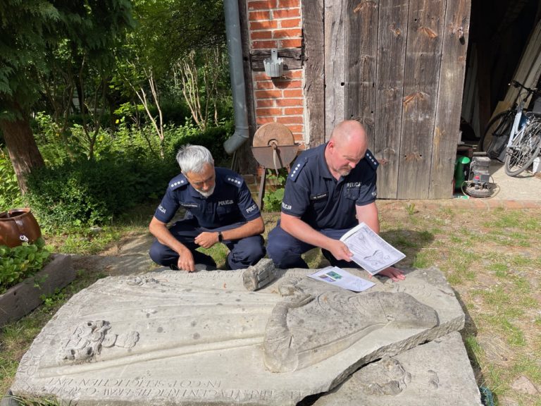 odzyskanie płyty nagrobnej 22.08.2024 fot