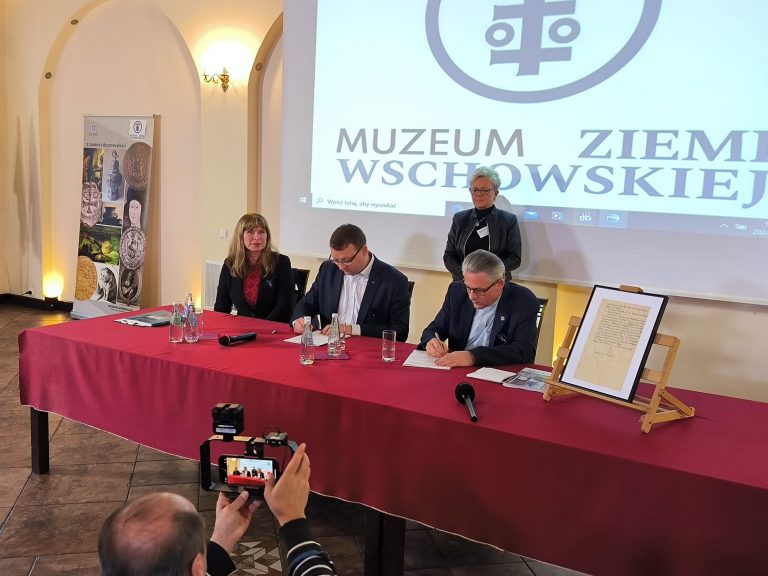 Wschowa - przekazanie kapsuły czasu - fot. Marian Niedzielski / Muzeum Ziemi Wschowskiej