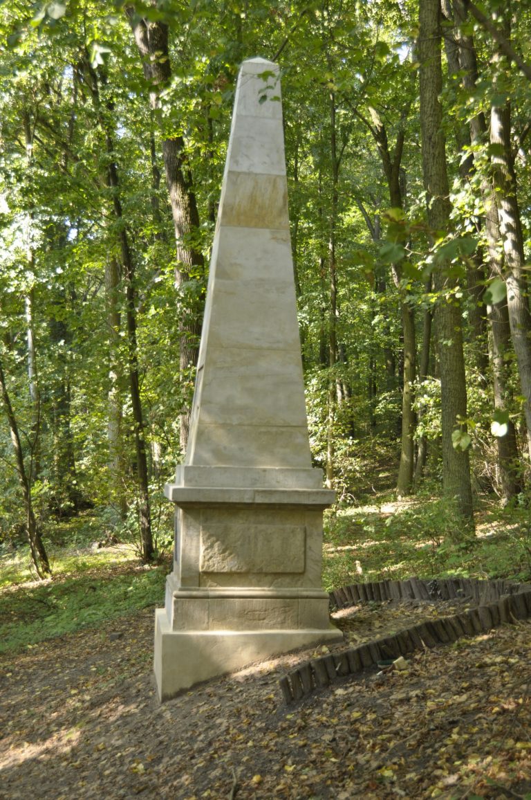 Dąbroszyn - obelisk w parku pałacowym - zakończenie prac konserwatorskich - fot. P. Maćko